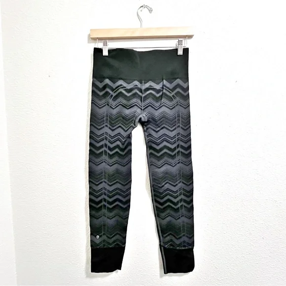 Lululemon Ebb Street Chevron Black & Gray Striped Leggings Size 6 - Picture 3 of 7